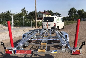 Прицеп лодочный двухосный с тормозной системой для перевозки лодок длиной до 6,3 м